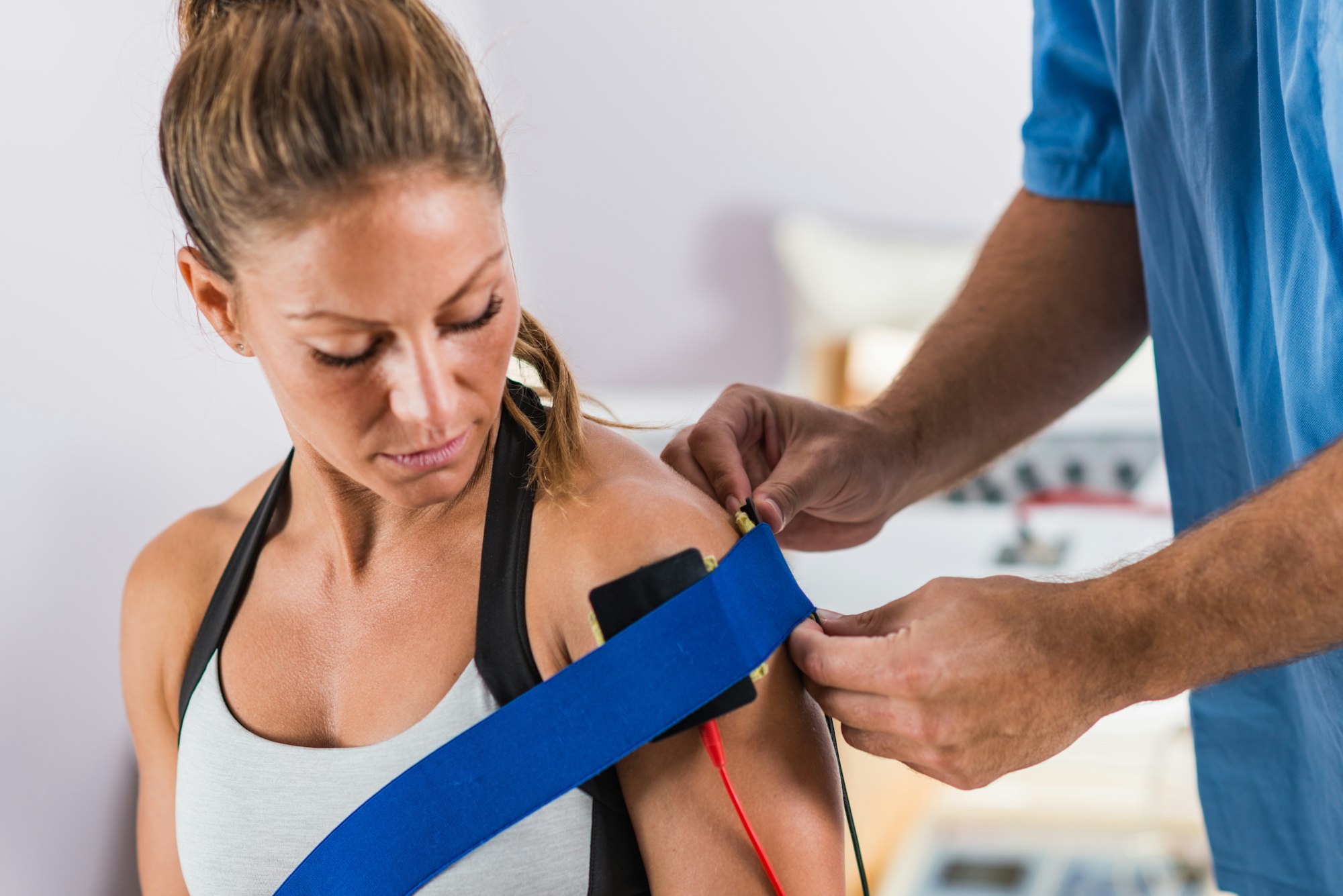 Electrical stimulation in physical therapy. Therapist positionin